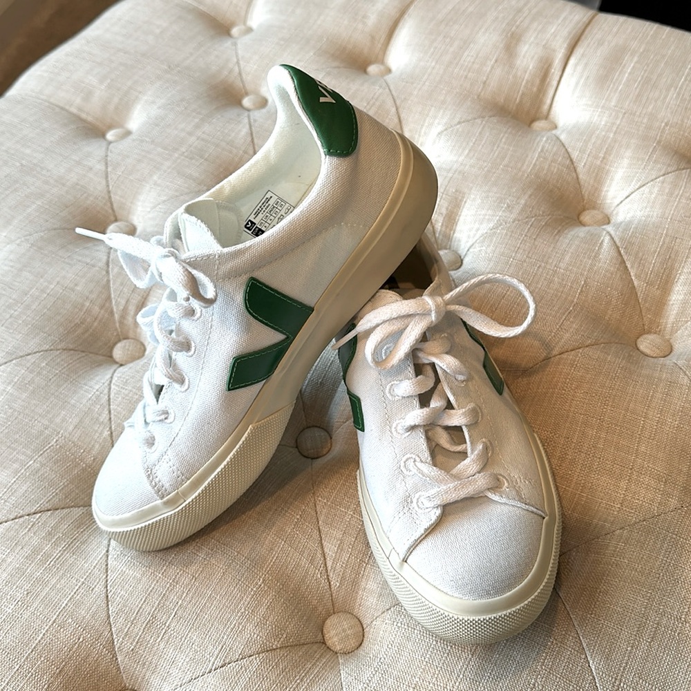 Veja Campo! Canvas white and green sneaker. Size US 6/ EU 7.